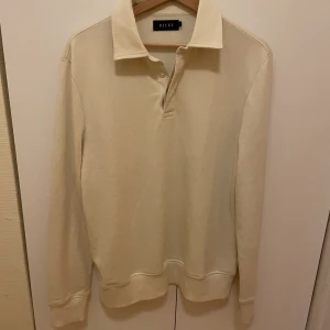 Riley tröja med krage  - En Riley tröja med Krage färg kräm vitt. Aldrig anständt. Ny skick storlek M 