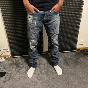 Tiger of Sweden jeans  - Säljer dessa tiger of Sweden jeans skicket på byxorna är 10/10 och är slim fit. Slitningarna är en del av modellen. 