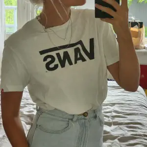 Vans t-shirt I storlek medium. Är väl använd därav proset