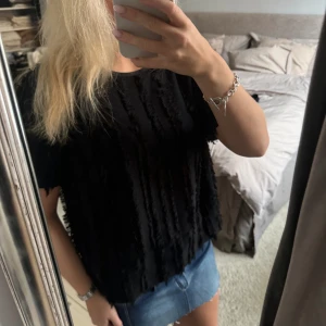 Tahirt  - Säljer denna super snygga tshirt/blus  med fransar!!! Strl 40 men passar mig som har xs/s
