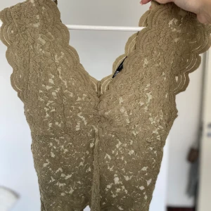Zara topp - Säljer denna populära tröjan från Zara! Spetstyg och den är olivfärgad/grön! 🥰