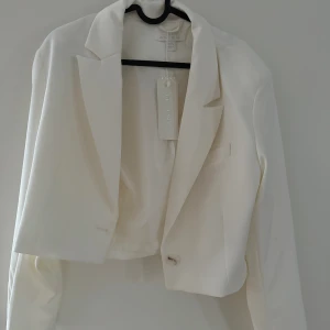 Kavaj - Croppad vit kavaj från new yorker. Aldrig använd, prislapp sitter kvar. Storlek: L