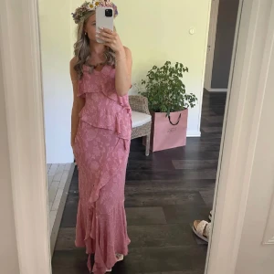 Zara klänning💞🙌🏼 - Säljer min jättefina zara klänning som ja köpte här på plick men den va tyvärr för liten💞 perfekt till midsommar✨