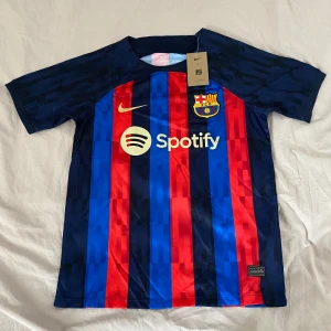 Barcelona fotbollströja  - Helt ny fotbollströja, storlek M. Hör av dig om frågor och bilder. Mvh