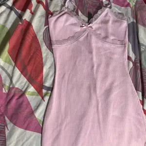 En rosa klänning som jag kan sy och klippa till en crop top! 