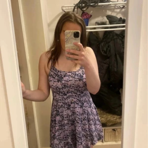 Kort somrig klönnng med blomtryck - Använd 2 gånger  Tunna band  Sitter inte tajt på hela kroppen utan svänger ut lite som ni ser på bilden  Otroligt skönt material   