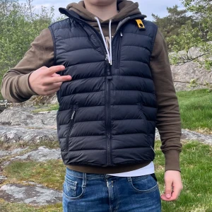 Parajumpers väst  - Säljer min para jumper väst 9,5/10 skick, kostar 3,6 tusen i orginalpris och jag säljer den för 1500kr det är ett riktigt bra pris 