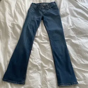Vintage Lågmidjade jeans från Bullhead, jätte fina och i jätte bra skick bara inte min still längre💕Dom passar mig perfekt i längden o jag är 1,60💞Pris går o diskuteras!! 