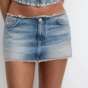 Jeanskjol från Pull&bear aldrig andvänd  - Köpte denna jeanskjol från pull&bear men den var för liten. Hör av er vid intresse/fler bilder på kjolen 