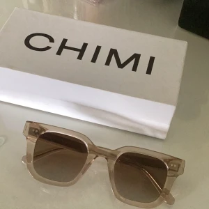 chimi 04 ecru - säljer mina chimi i 04 ecru💗 säljer pgr av att de ej kommer till användning, inte använda utan bara testade en gång, köpt på NK i stockholm förra sommaren för 1250kr, säljer de för 1000kr men priset går att diskuteras💗💗