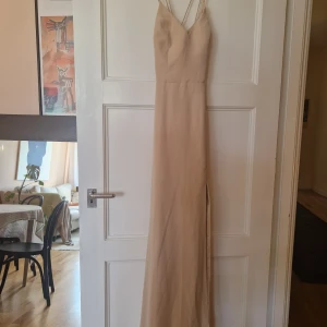 Champangefärgsd brudtärneklänning/bröllopsklänning  - Klänning som jag haft som brudtärna, men även perfekt att ha som bröllopsgäst, balklänning eller annan fest! Köpt för ca 1200 ✨️
