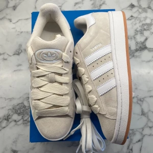 Adidas Campus 00s ”Wonder White Gum” - Helt nya och oanvända Adidas Campus 00s ”Wonder White Gum”. Storlek: 38. Pris: 1500+frakt. Skicka ett meddelande vid intresse! 