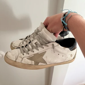 Golden goose skor - Säljer nu mina feta Golden goose skor k storlek 42 men passar 41-43, skorna är använda men dem funkar felfritt! Skick 7/10. Inget og medföljer! Hör av er vid frågor och funderingar 