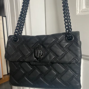 Kurt geiger väska  - Så fin men andvänder bara inte så mycket längre 💓helt okej skick med några defekter men syns inte något när man har på den (kom privat för noggrannare bilder om det) ⚠️ KLICKA INTE KÖP NU⚠️