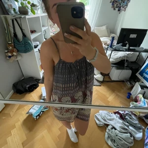 Klänning  - Superfin klänning från Vila i storlek S, säljer då den tyvärr inte kommer till användning🫶🏼 