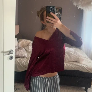 silkes topp -  jätte söt vinröd silkestopp från  & other stories ❤️