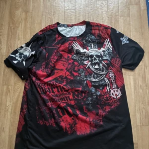 Jättecool t shirt - En skitsnygg t shirt i storlek M som passar bra till både tjejer och killar.  Säljer då den inte längre kommer till användning.  Använd några gånger men i bra skick. 🥰