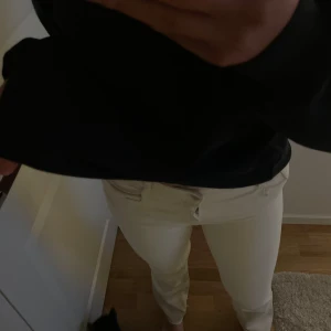 Bootcut jeans - Säljer dessa coola, krämvita bootcut jeans från zara i storlek 38🤍