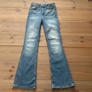 Flared jeans från Zara i storlek 26-27 Aldrig använda💞