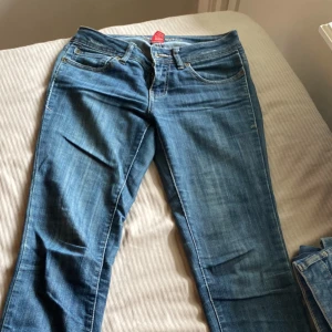 Lågmidjade jeans - Storlek S, sitter super bra säljer då köpt ett par nya liknade, pris kan diskuteras.