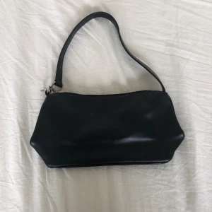 Läder axelremsväska - Fick denna i present för några år sedan men jag har aldrig riktigt användt den så därför säljer jag den.