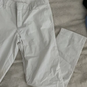 Supersnygga Peak Performance byxor🤍✨ - Säljer dessa otroligt snygga kostymbyxor (gjorda för golf) i stl W27 från Peak Performance. Jag har stl S och de passar jättebra, lite längre än trekvarts. Jätteskönt en varm sommardag, kan användas hur man vill. Superfint skick inga defekter !!✨💕