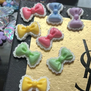 Rosetter med platt baksida 🎀 - Platt baksida, kan användas till att exempelvis dekorera mobilskal, tavlor, speglar och vad som 💕