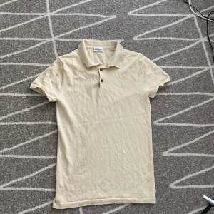 Merinoull Piké  - Säljer min skit snygga merinoull pike från John henric. 