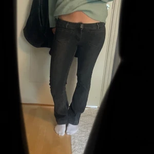 Lågmidjade bootcut jeans  - Fina jeans med fickor framtill! 