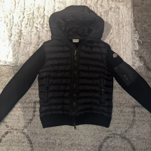 Moncler cardigan  - Nästan oanvänd moncler cardigan i storlek L men sitter litet så skulle säga M 