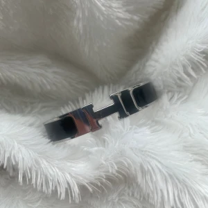 Armband - Jätte fint armband aldrig använt. Nypris 250kr Läs gärna min profil innan köp❤️