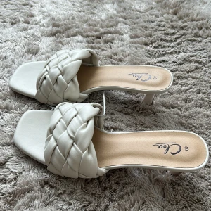 Klackskor - Säljer ett par beige/vita klackar som är helt nya och oanvända, så fina men passar ej i storleken. Köpta för 450kr