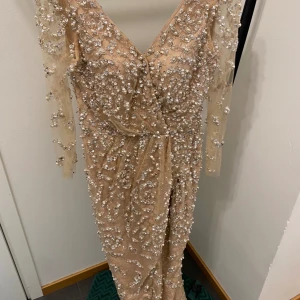 Festklänning  - Storlek 40. Passar 36/38 Säljes för 2800 kr