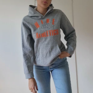 Hoodie - Säljer denna hoodie från Nike I storlek L