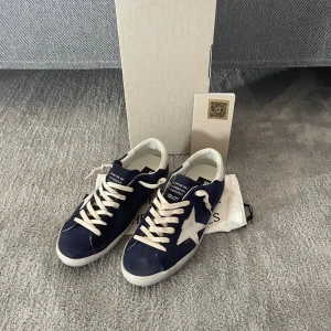 Golden goose skor  - Säljer dessa riktigt snygga och eftertraktade golden goose skor. De är helt nya, skick 10/10.  Skriv vid minsta intresse.