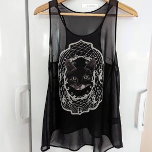 Mesh linne Katt  - Ett nytt linne i mesh med en katt. Lappen i nacken avklippt då den är transparent. Oversize så passar fler storlekar än S :)