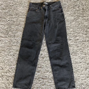Jeans Gina Tricot stl 36 petite - Gråa jeans från Gina Tricot i storlek 36 petite, passar mig som är 160 Säljer då dem va lite för stora i midjan