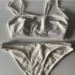 Bikini🤍 - Köp både underdel och överdel för 50kr🤍 Var för sig för 35kr/st. Oanvänt !