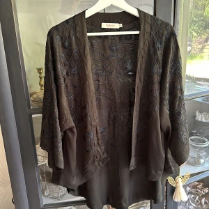 Superfin topp/kofta/kimono från Rabens Saloner - Kofta/kavaj/kimono från danska Rabens Saloner i skön viscose med brodyr. Den är helt svart (svårt att få bra nyans på foto). Nypris 1800kr