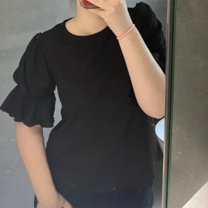 Puffärmar topp - Från nakd! Köpte för ca 2 år sedan men är bara använd två gånger. Väldigt behagligt material . Passar även större än Xs