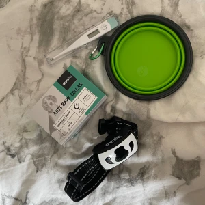 Valp kit  -  - Oanvänd termometer - Oanvänd reseskål - Halsband som ger lär hundar att inte skälla genom vibrationer/ljud. Alltså inte stötar! Är använd men i bra skick. Den är nerklippt några centimeter men passar små hundar! :)  Värde ca 520:-