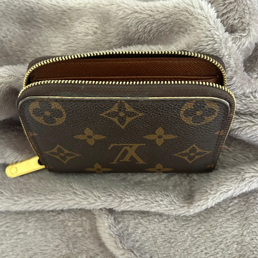 - Äkta Louis Vuitton Coin Purse - kom med prisförslag 🍓inget oseriöst - kan gå ner i pris vid snabb affär! - nypris 5000 kr. Asusteet.