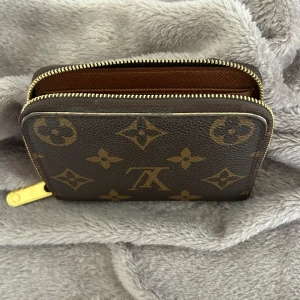 Louis Vuitton plånbok  - Äkta Louis Vuitton Coin Purse, saknar kvitto men  finns äkthetsbevis. Finns möjlighet för prissänkning.