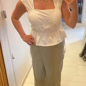 Topp Armlös blus - Vit Mycket bra skick Snören i sidorna att knyta om man vill Volang Strl 40