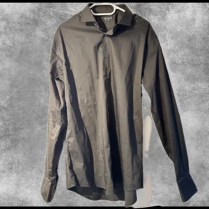 Olivgrön skjorta - Säljer kläder åt farsan för han rensar garderoben. Säljer en schysst skjorta från Tiger of Sweden då han aldrig använt den. Skicket är superbra eftersom den aldrig är använd. Nypris: 1300 krHör av dig vid frågor! Pris kan diskuteras vid snabb affär😊