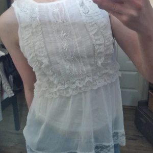 Vit blus - Vit blus med så fina spetsdetaljer💕 strl L men mer som en s. 