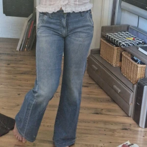 Lågmidjade jeans - Lågmidjade jeans med lite rakare passform än utsvängda jeans. Perfekt mellanting med andra ord😊