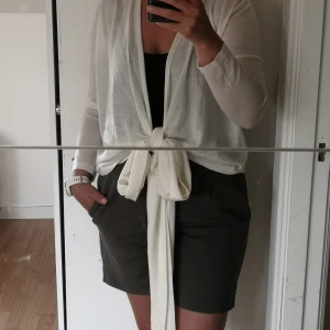 Tiger of Sweden - ny med prislapp kvar - Cover up i oversize-modell som kan bäras på olika sätt. I finaste merinoull. 