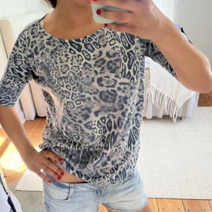 Leopard t shirt  - Snygg tröja med coolt mönster 