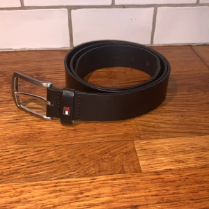 Tommy hilfiger bälte  - En Tommy bälte jag fick i julklapp 2023 använt kanske 10-15 gånger skriv i behov om fler bilder .